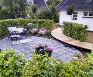oval terrasse, sorte fliser, bøgehæk færdighæk, en have i gave, havear